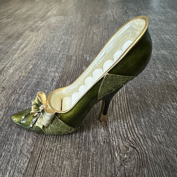 Beautiful Green High Heel Ring Display - Picture 3 of 7